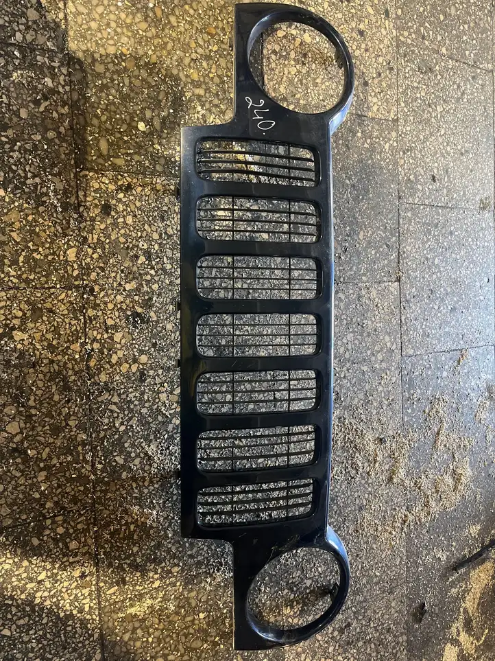 Jeep Cherokee (2001 - 2007)   Верхняя решётка