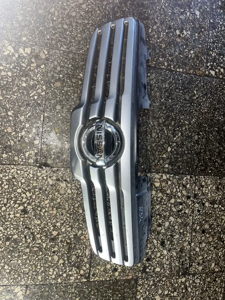 Nissan Qashqai (2006 - 2010) Верхняя решетка радиатора — фото 1