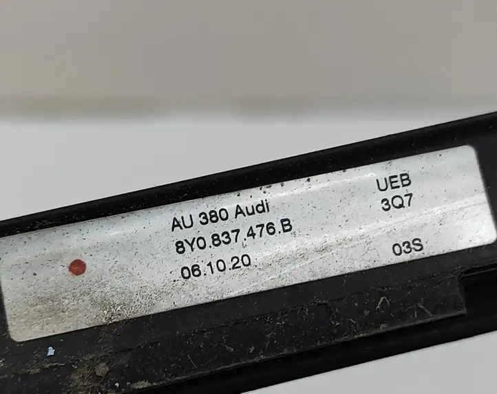 Audi A3/S3 8Y (2020 - ) 8Y0837476B Накладка стекла двери — фото 6