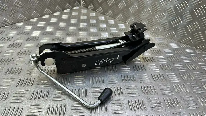 BMW 2 F45   6866211 Домкрат (данкрат)