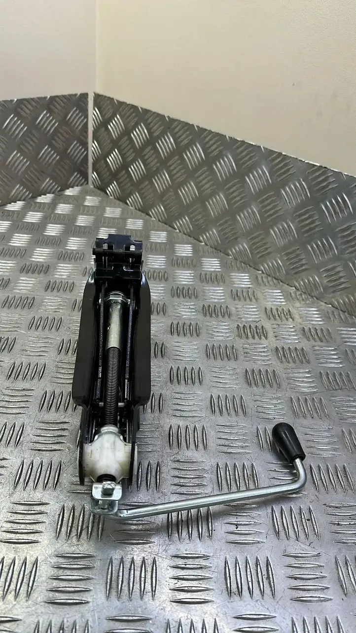 BMW 2 F45   6866211 Домкрат (данкрат)