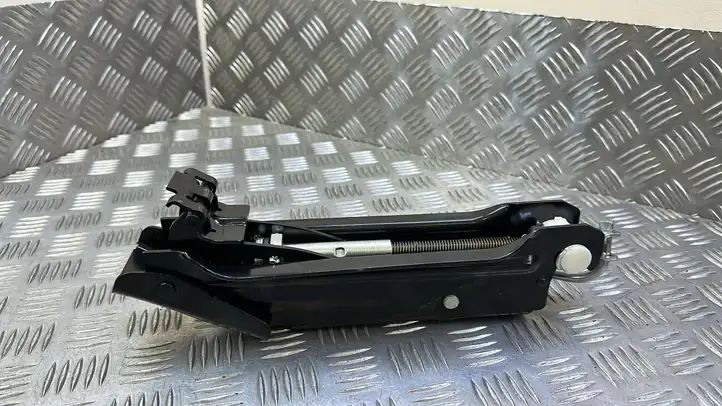BMW 2 F45   6866211 Домкрат (данкрат)