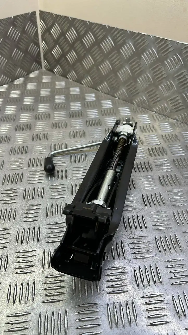 BMW 2 F45   6866211 Домкрат (данкрат)