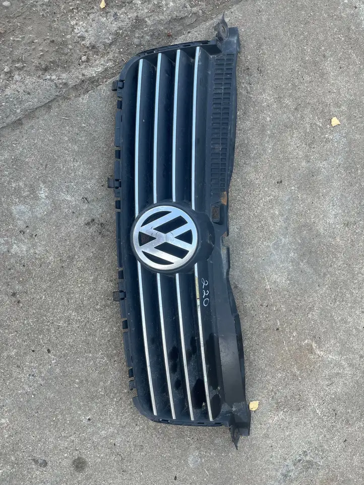 Volkswagen PASSAT B5.5 (2001 - 2005) 3b0853651l Верхняя решетка радиатора — фото 1