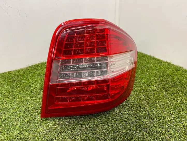 Mercedes-Benz ML W164 (2005 - 2011) A1649064300 Задний фонарь в кузове — фото 1