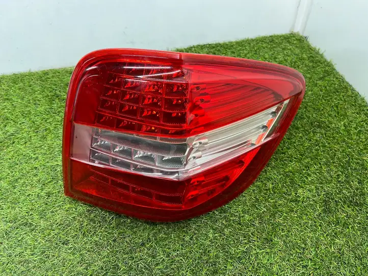 Mercedes-Benz ML W164 (2005 - 2011) A1649064300 Задний фонарь в кузове — фото 5
