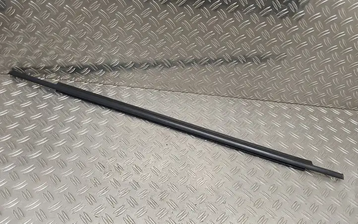 Toyota Prius (NHW20) (2003 - 2009) Накладка стекла задней двери — фото 1