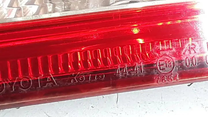 Toyota Avensis Verso (2001 - 2004) KOITO4441 Задний фонарь в крышке багажника — фото 3
