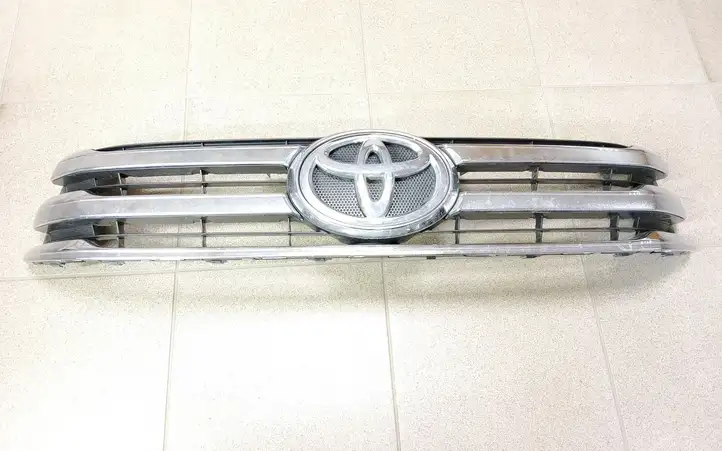 Toyota Hilux (AN120, AN130) (2015 - 2017) 531000KB30 Верхняя решетка радиатора — фото 1