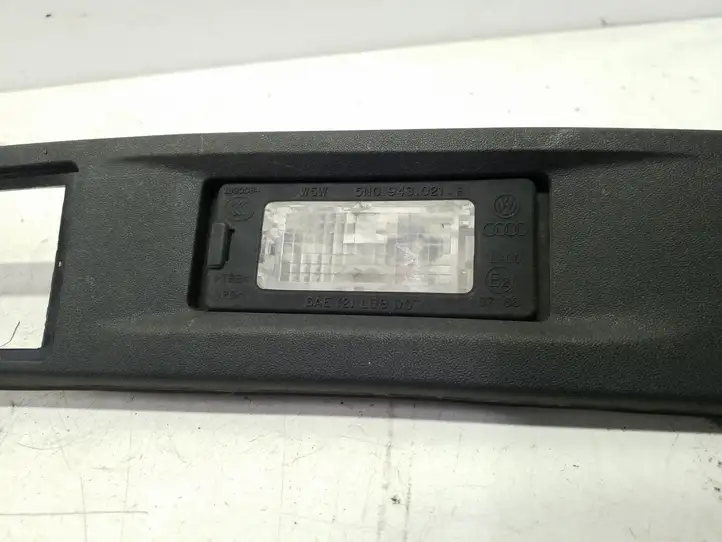Volkswagen Tiguan (2011 - 2016) 5N0827335H Подсветка номера — фото 7