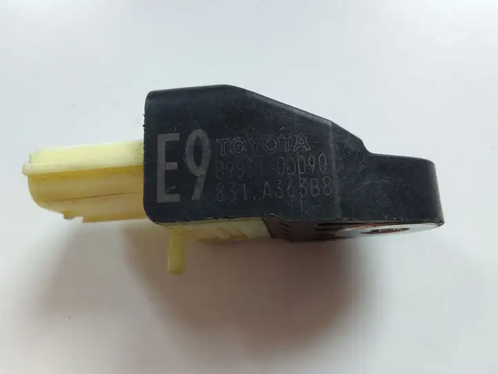 Toyota Yaris (2009 - 2012) 898310D090 Датчик удара SRS — фото 1