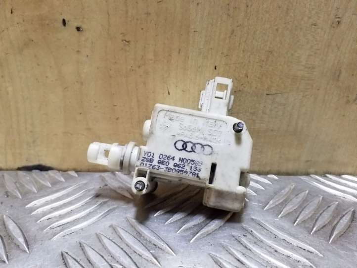 8E0962153 Audi A4 S4 B6 8E 8H Degalų bako dangtelio spynos varikliukas