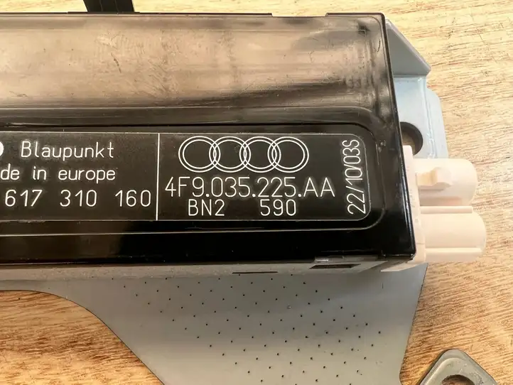 Audi A6 S6 C6 4F (2008 - 2011) 4F9035225AA Усилитель антенны — фото 2