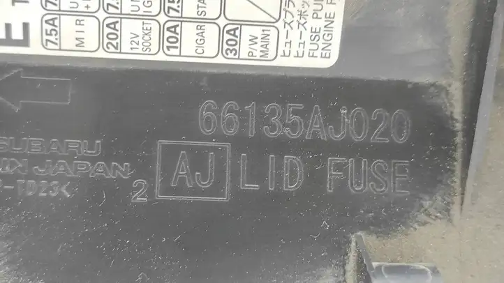 Subaru Legacy (2009 - 2013) 66135AJ020 Крышка ящика предохранителей — фото 3