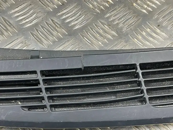 BMW 3 E90 E91 (2005 - 2012) 7058347 Решетка в подоконнике — фото 9