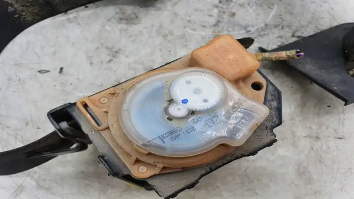 Toyota Corolla Verso E121 (2001 - 2004) ADC9067 Задний ремень безопасности — фото 2