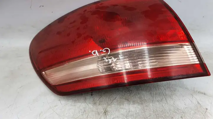 Toyota Avensis Verso (2001 - 2004) 4435E137652 Задний фонарь в кузове — фото 1