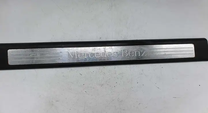 Mercedes-Benz ML W164 (2005 - 2011) A1646803035 Внутренняя отделка переднего порога — фото 1