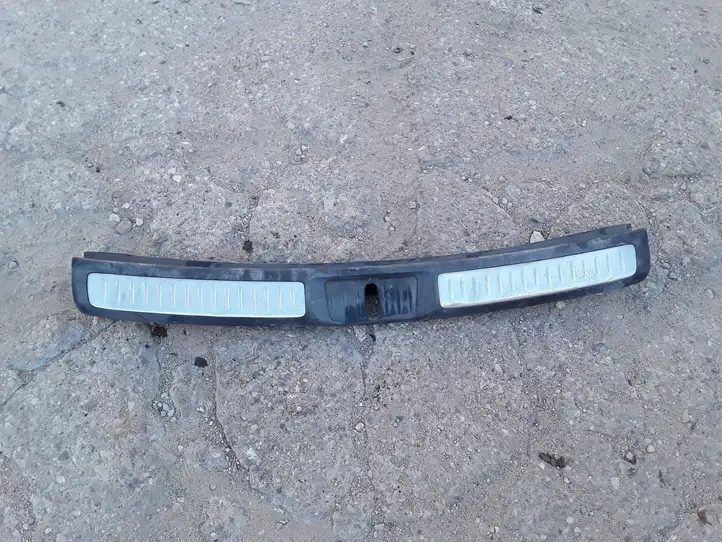 Toyota Avensis T270 (2009 - 2012) 6942205010 Отделка порога багажника — фото 1