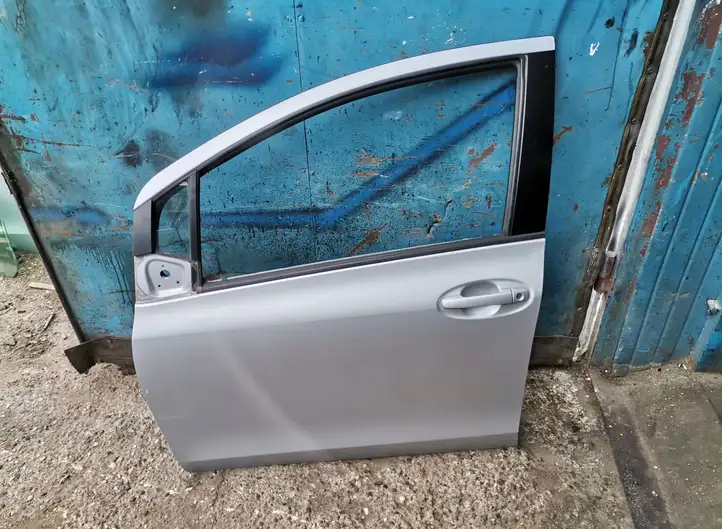Toyota Yaris (2005 - 2009) Дверь — фото 1