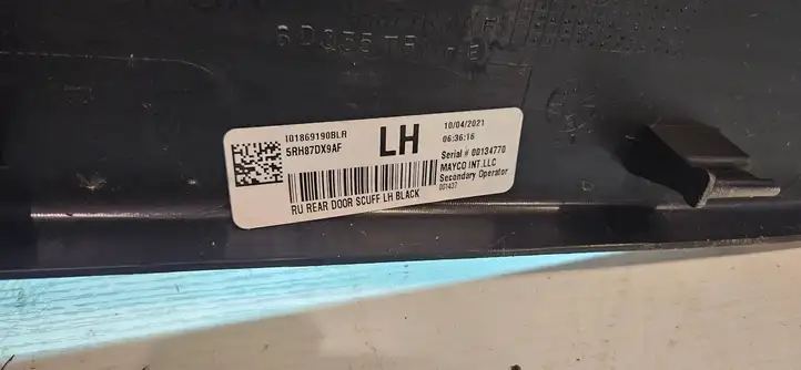 Chrysler Pacifica (2016 - ) 5RH87DX9AF Внутренняя отделка заднего порога — фото 11