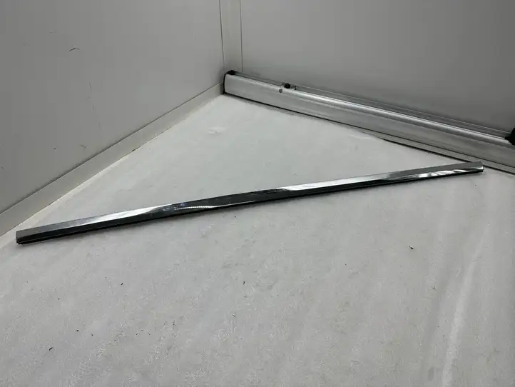 Tesla Model X (2015 - 2021) 103217500C Накладка стекла задней двери — фото 1