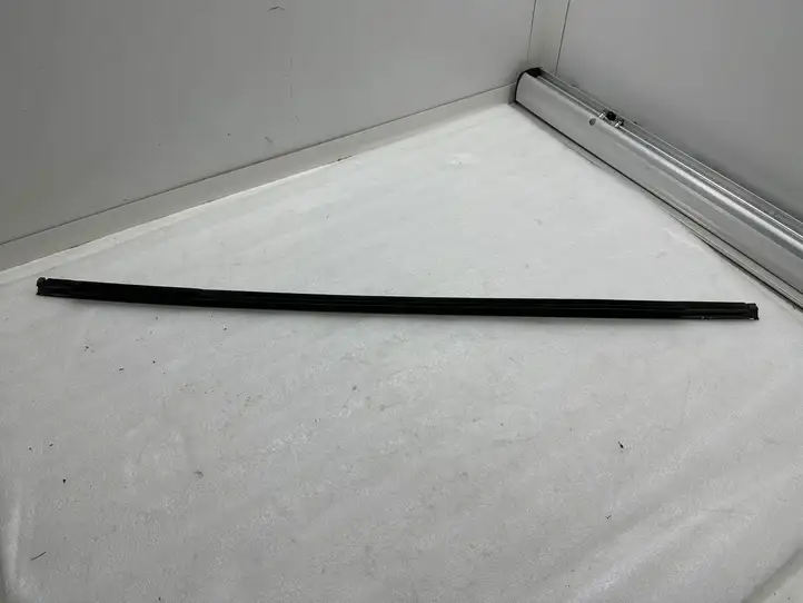 Tesla Model X (2015 - 2021) 103217500C Накладка стекла задней двери — фото 5