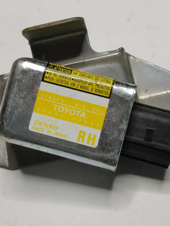 Toyota Land Cruiser (J100) (1998 - 2007) 8986060020 Датчик удара SRS — фото 1