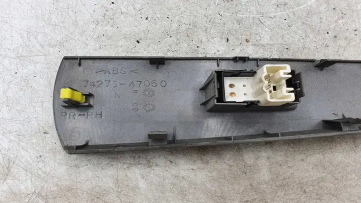 Toyota Prius (XW20) (2003 - 2009) 7427147050 Накладка кнопки стеклоподъемника — фото 3