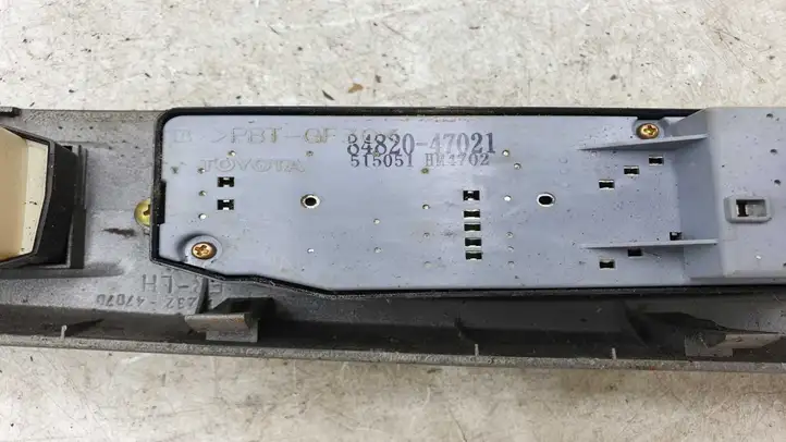 Toyota Prius (XW20) (2003 - 2009) 8482047021 Блок кнопок стеклоподъемников — фото 2