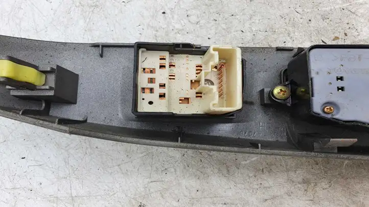 Toyota Prius (XW20) (2003 - 2009) 8482047021 Блок кнопок стеклоподъемников — фото 3