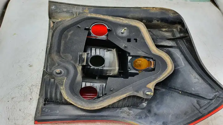 Toyota Corolla E120 E130 (2000 - 2004) E1100F2081 Задний фонарь в кузове — фото 3