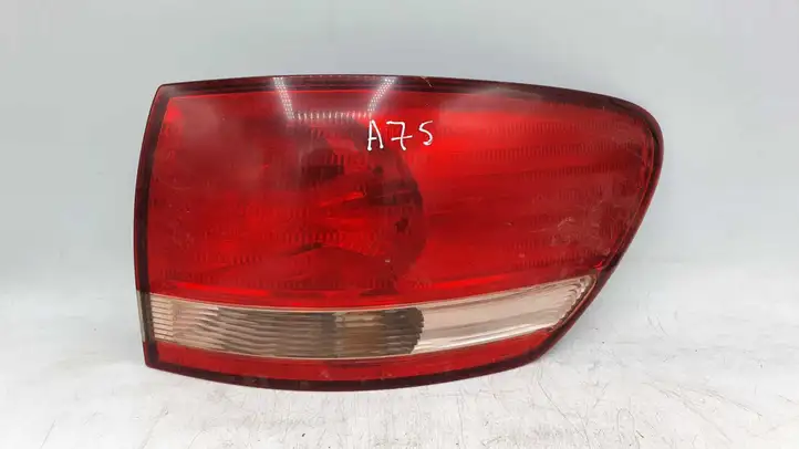 Toyota Avensis Verso (2001 - 2004) 4435E137652 Задний фонарь в кузове — фото 1