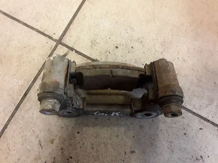 Kia Ceed (2006 - 2010) 1J128 Скоба заднего тормозного суппорта — фото 2