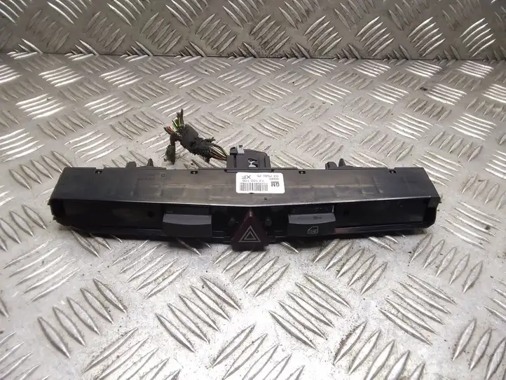 Opel Astra H (2004 - 2009) 13100105 Включатель аварийных фонарей — фото 1