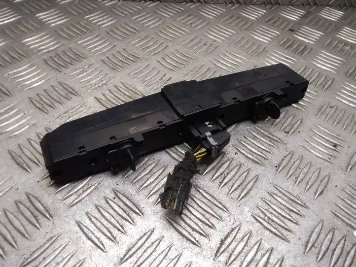 Opel Astra H (2004 - 2009) 13100105 Включатель аварийных фонарей — фото 2