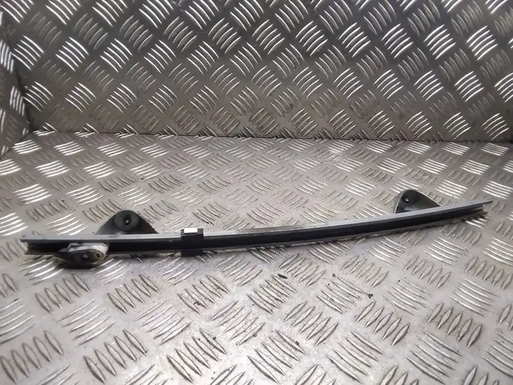 Opel Astra H (2004 - 2009) 13100541 Направляющая стекла передней двери — фото 1