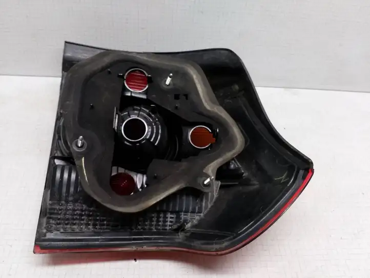 Toyota Corolla E120 E130 (2004 - 2007) NV10T00F20 Задний фонарь в кузове — фото 2