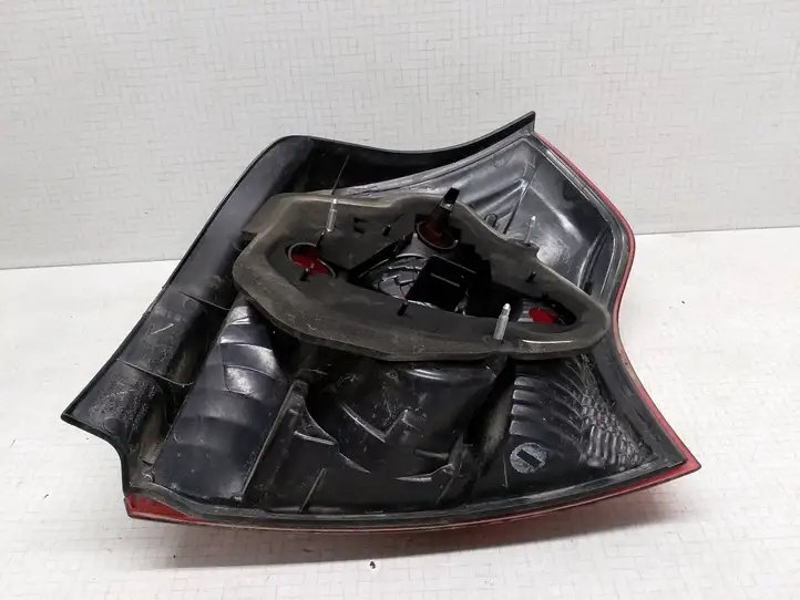 Toyota Corolla E120 E130 (2004 - 2007) NV10T00F20 Задний фонарь в кузове — фото 3