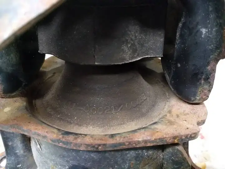 Toyota Corolla E120 E130 (2004 - 2007) 6Y08 Опора двигателя — фото 5