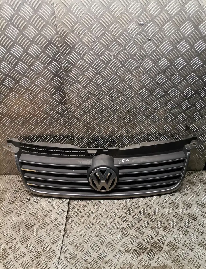 Volkswagen PASSAT B5.5 (2001 - 2005) Верхняя решетка радиатора — фото 1