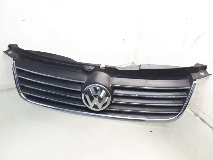 Volkswagen PASSAT B5.5 (2001 - 2005) 3B0853601C Верхняя решетка радиатора — фото 1