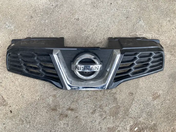 Nissan Qashqai (2010 - 2013) 62310BR10A Верхняя решетка радиатора — фото 1