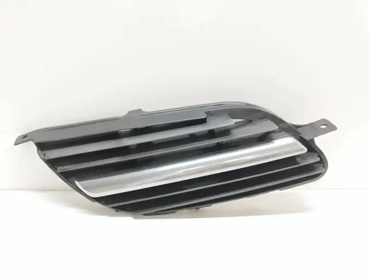 Nissan    9381M020 Нижняя решётка (из трех частей)