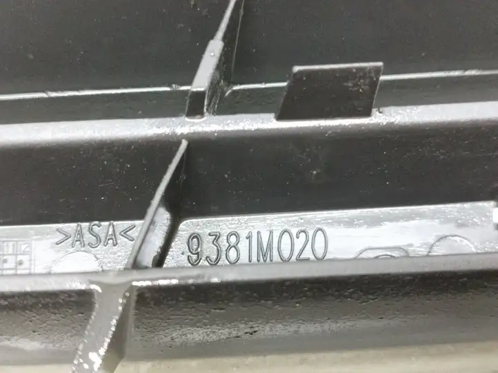 Nissan    9381M020 Нижняя решётка (из трех частей)
