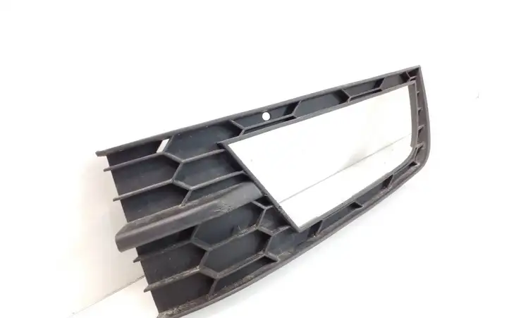 Skoda Octavia Mk3 (5E) (2013 - 2019)  5E0807681 Декоративная решётка противотуманной фары