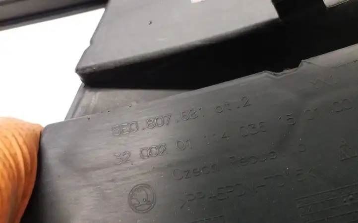 Skoda Octavia Mk3 (5E) (2013 - 2019)  5E0807681 Декоративная решётка противотуманной фары