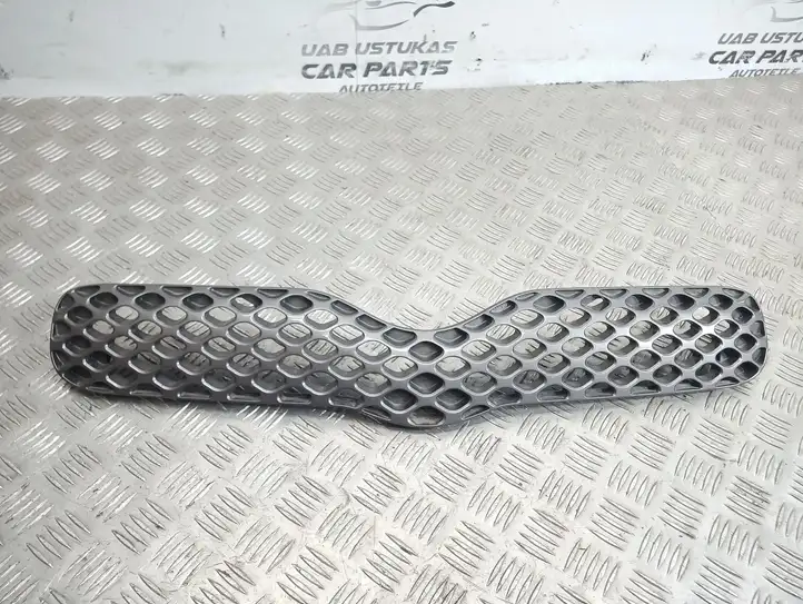 Toyota Yaris   531010D070 Верхняя решётка