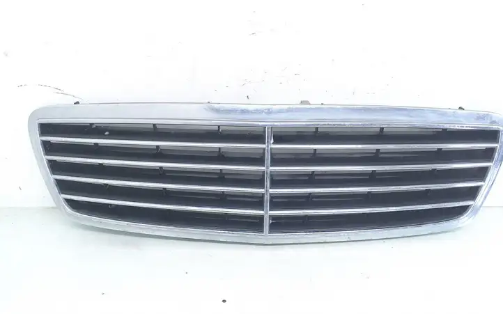 Mercedes-Benz C W203 (2000 - 2007) A2038800183 Верхняя решетка радиатора — фото 1