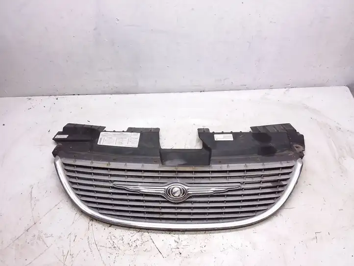 Chrysler Voyager (2001 - 2004) 4857522AA Верхняя решетка радиатора — фото 1